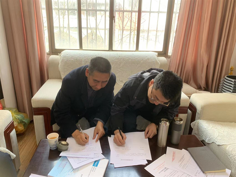 黨組書記與黨組成員、副局長(zhǎng)簽訂黨風(fēng)廉政建設(shè)責(zé)任書.bmp